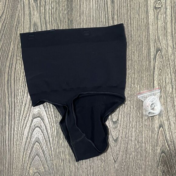 NWOT Skims Seamless Sculpt Mid Waist Thong Brief Shapewear Stretch Onyx Size M - Picture 4 of 4